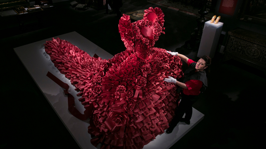 Fernisering af ny udstilling: PAPER COUTURE med værker af den britiske kunstner Zoe Bradley