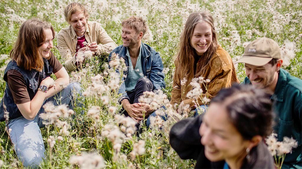 Girls In Airports Feat. Halvcirkel