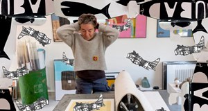 Krea-bord med papirsfly og børnekunst på Langelands Museum