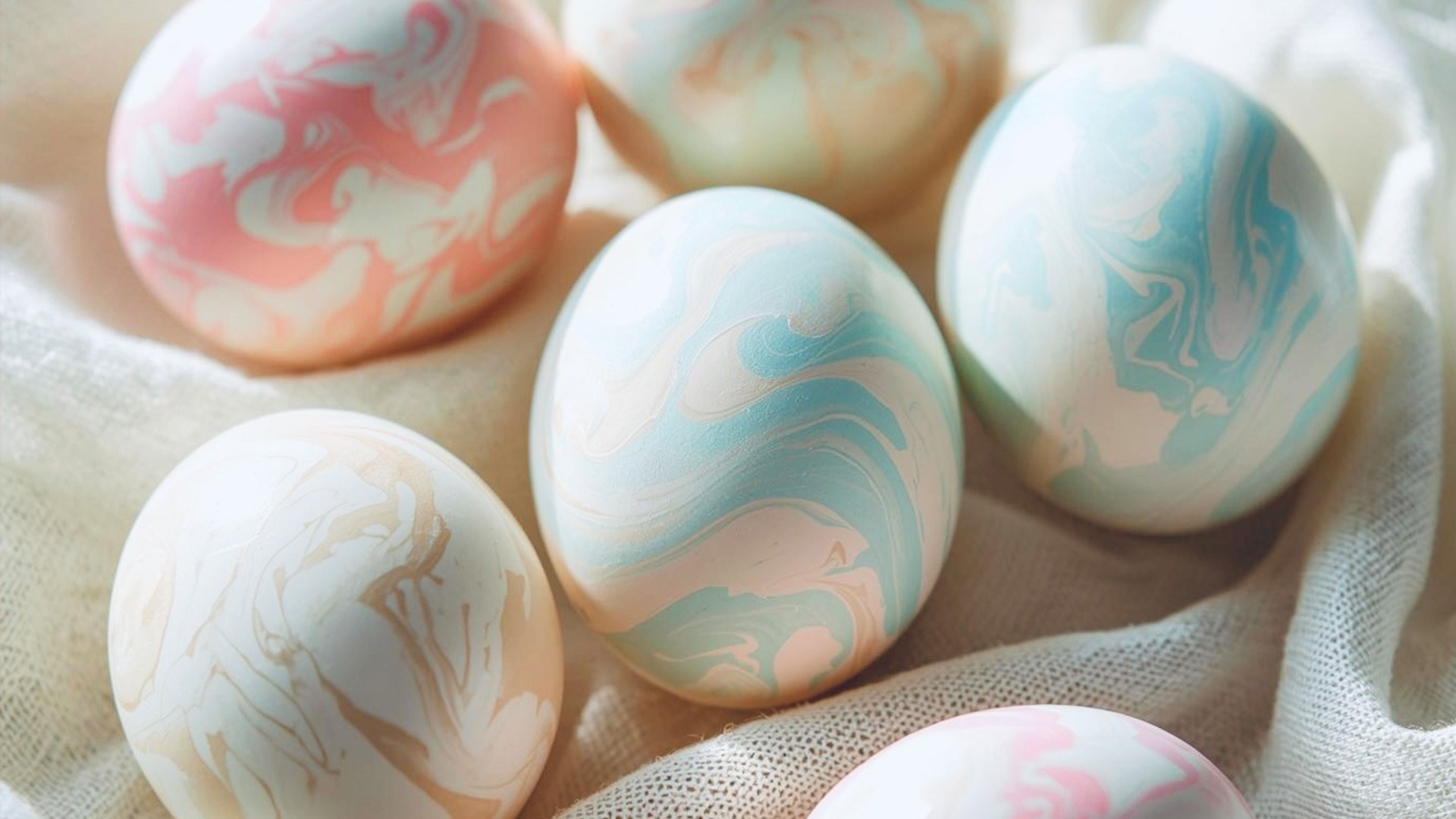 Mal farverige påskeæg på Langelands Museum