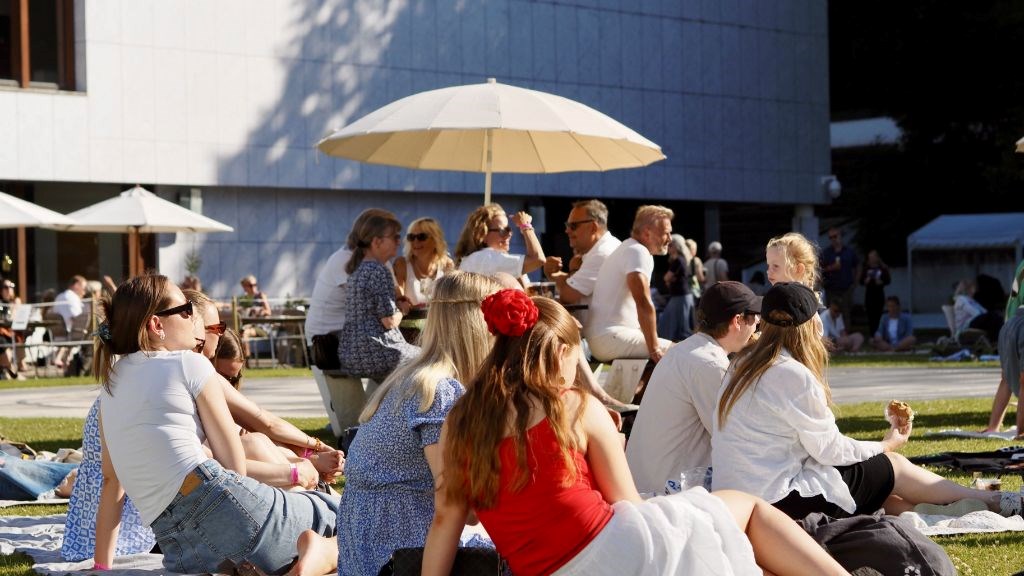 Kunsten Summer Lounge: Hvordan bliver man en god dreng? og snuggle