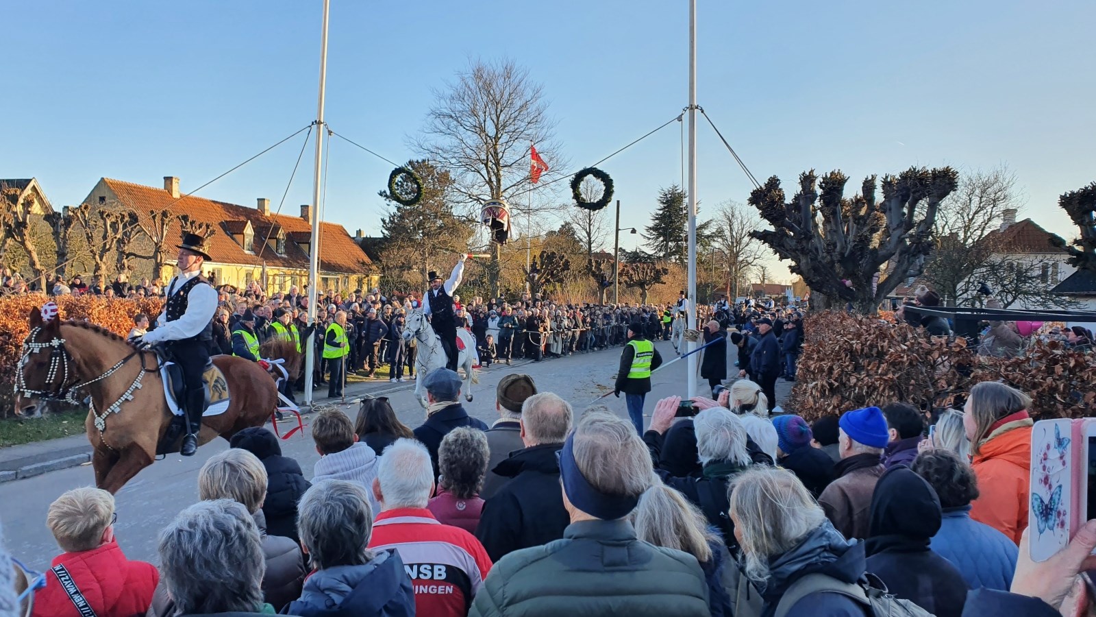 Fastelavn - Tøndeslagning til hest i Store Magleby