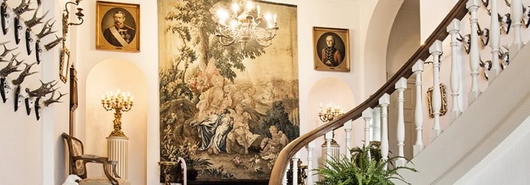 En dør på klem til Egholm Slot