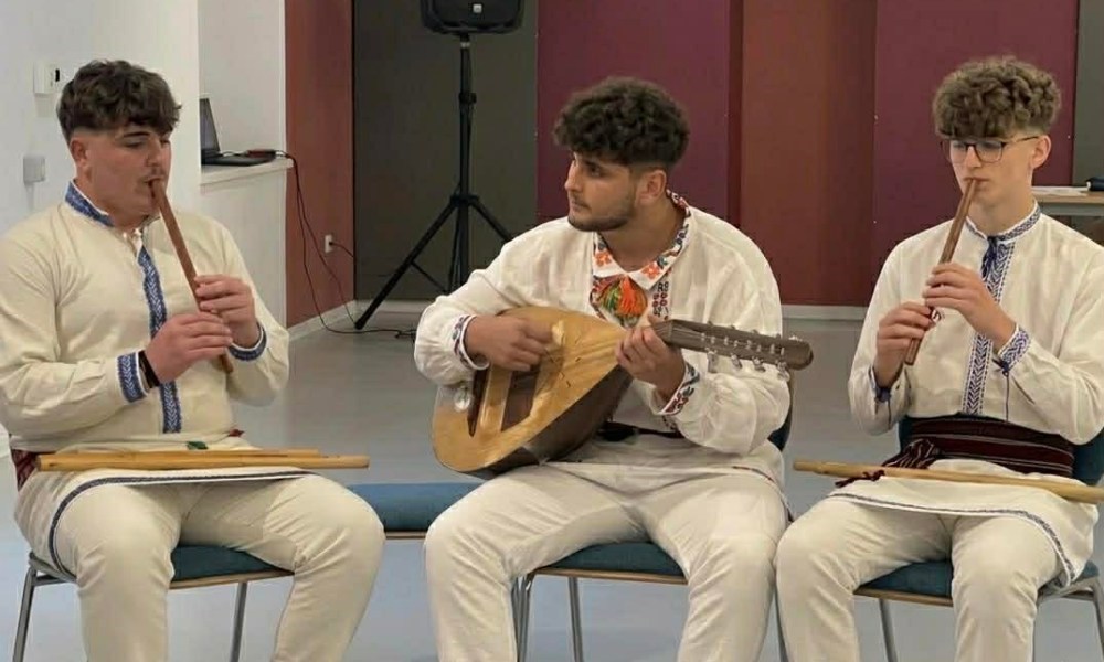 Ungarsk folkedans med "Csángó" musikere