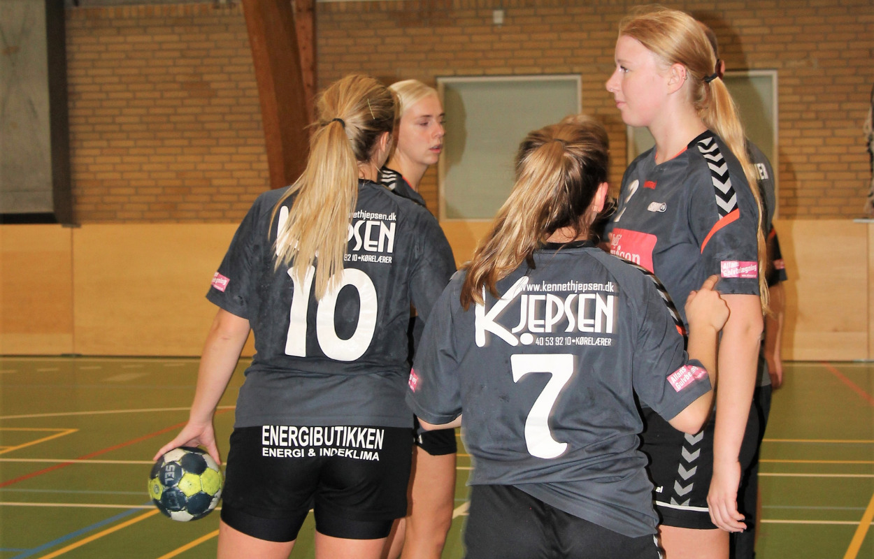 Lars Andersen fremhæver Bente Friis og Simone Bang i sejr