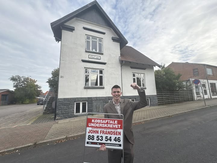 John Frandsen Herning underskriver købsaftale på bolig i Kibæk