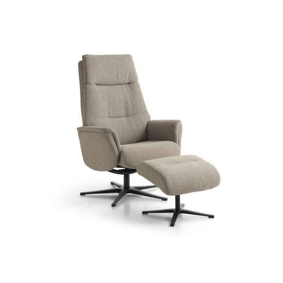 Hovelind Møbler præsenterer Valde lænestol med skammel i luksusmaterialer