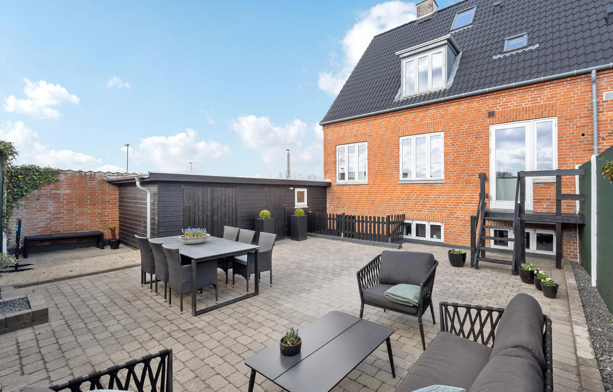 Flot og centralt beliggende byhus på rolig vej!