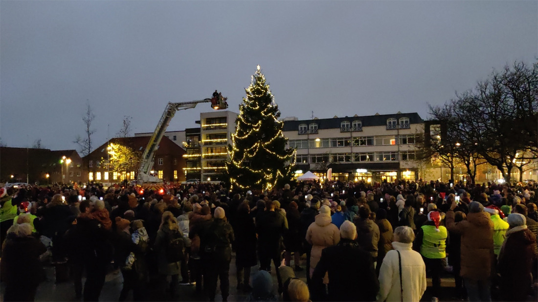 Traditionel juletræstænding på Torvet i Ikast
