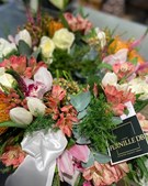 Florist Pernille DB tilbyder personlig sidste hilsen i sorgbinderi