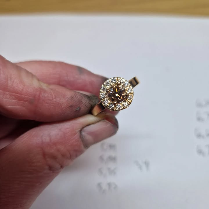 Guldsmed Ø præsenterer smykker med champangefarvet diamanter og brune månesten