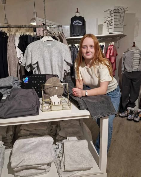 Børneshoppen Brønderslev præsenterer Lea i nye, seje outfits til skolepiger