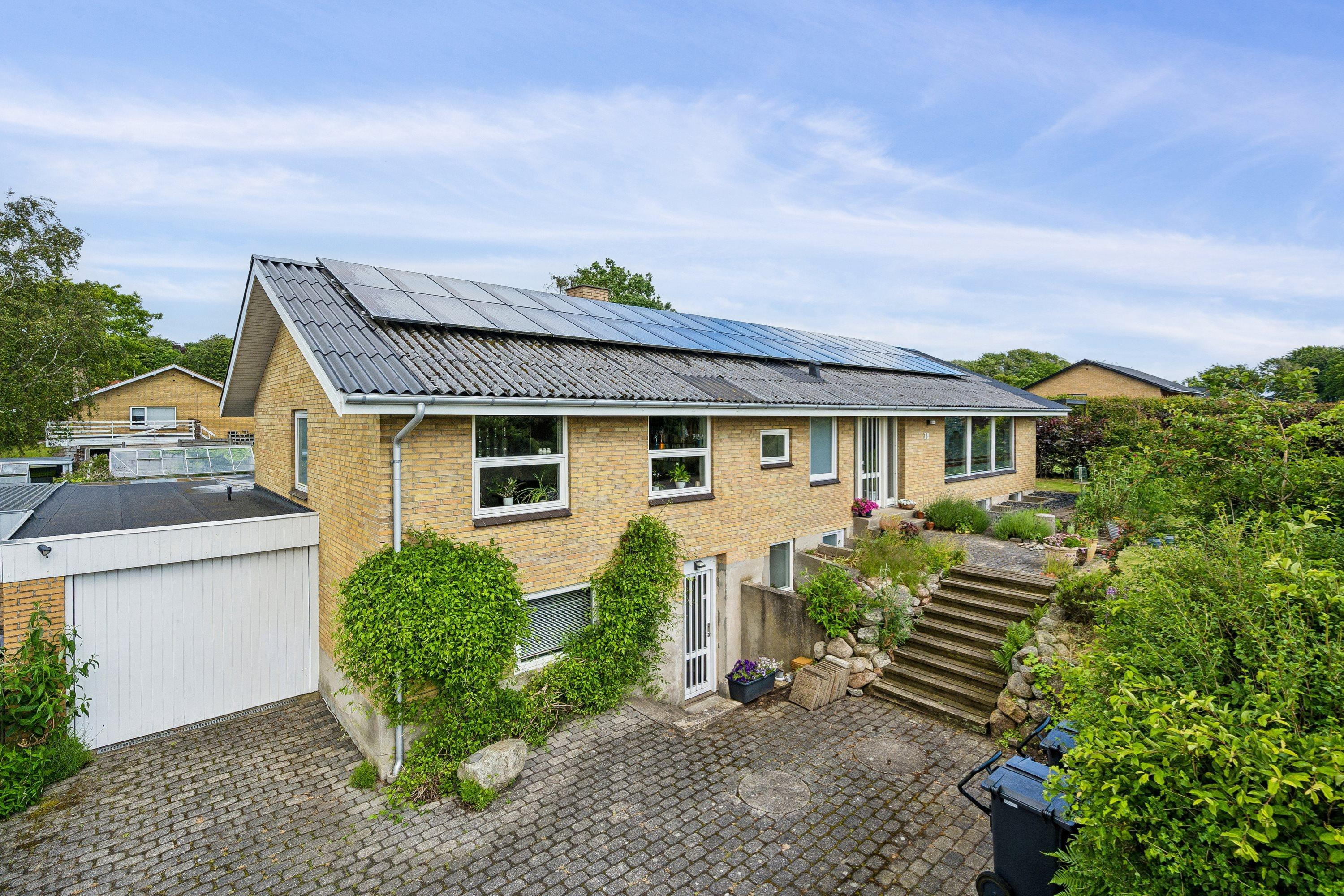 Velholdt villa med stor kælder og skøn have i Nordbyen