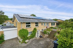 Velholdt villa med stor kælder og skøn have i Nordbyen