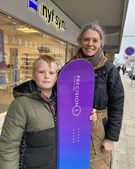 Albert afhentede snowboard-præmien hos Nyt Syn Støvring ApS