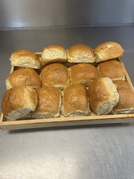 Nordbyens Bageri introducerer det nye majsstykke og forbereder sig til bededag med hvedeknopper i butikken