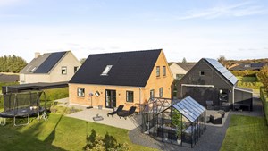 Til salg hos danbolig Hjørring: Imponerende villa med stor garage og dejlig have