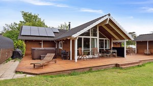 Luksuriøst sommerhus med gennemført design sælges i Hou