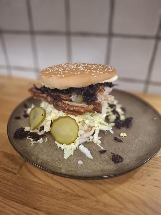 Havnens Fisk Øster Hurup tilbyder flæskestegsburger som fredagsmenu d. 30/10