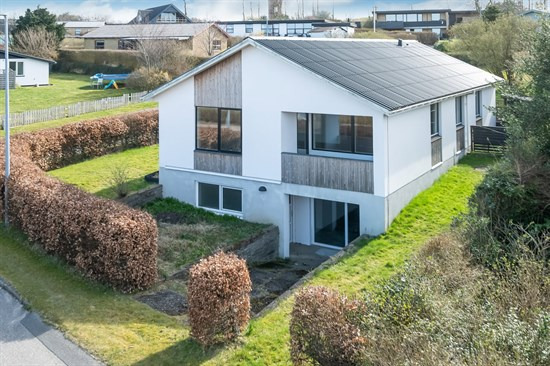 Til salg hos Estate Boligmægleren Tårs: Dejligt 1½ plan hus - klar til indflytning