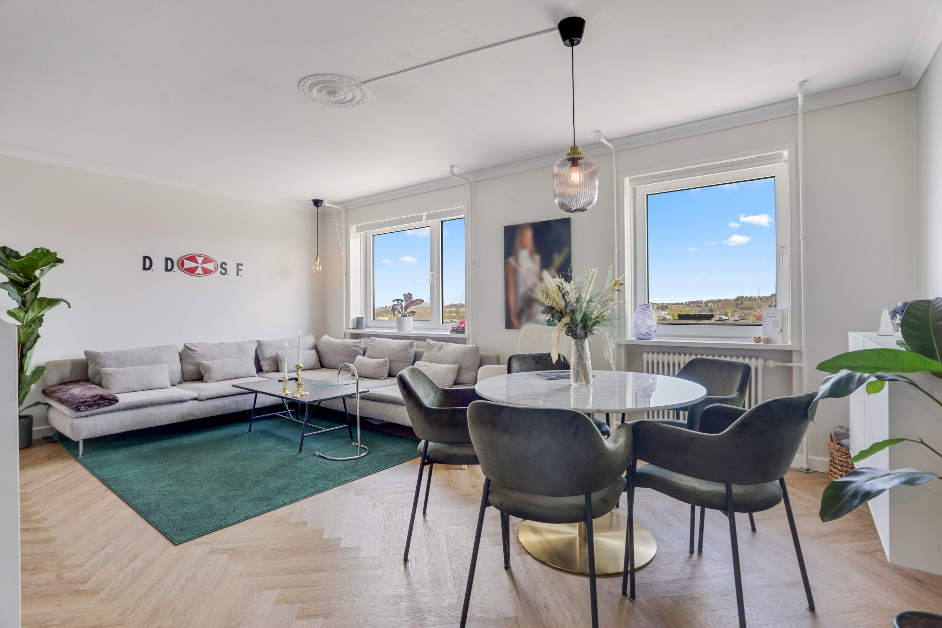 Renoveret toværelses ved Skipperen med altan og udsigt over Aalborg