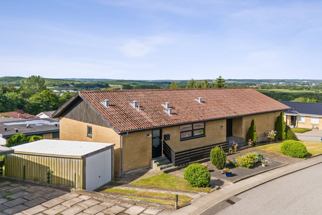 Hansen & Thoft tilbyder højtbeliggende villa med unik udsigt i Aalborg SØ