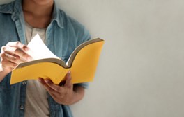 Vil du have ord i kaffen? - Højtlæsning for voksne på Viby Bibliotek