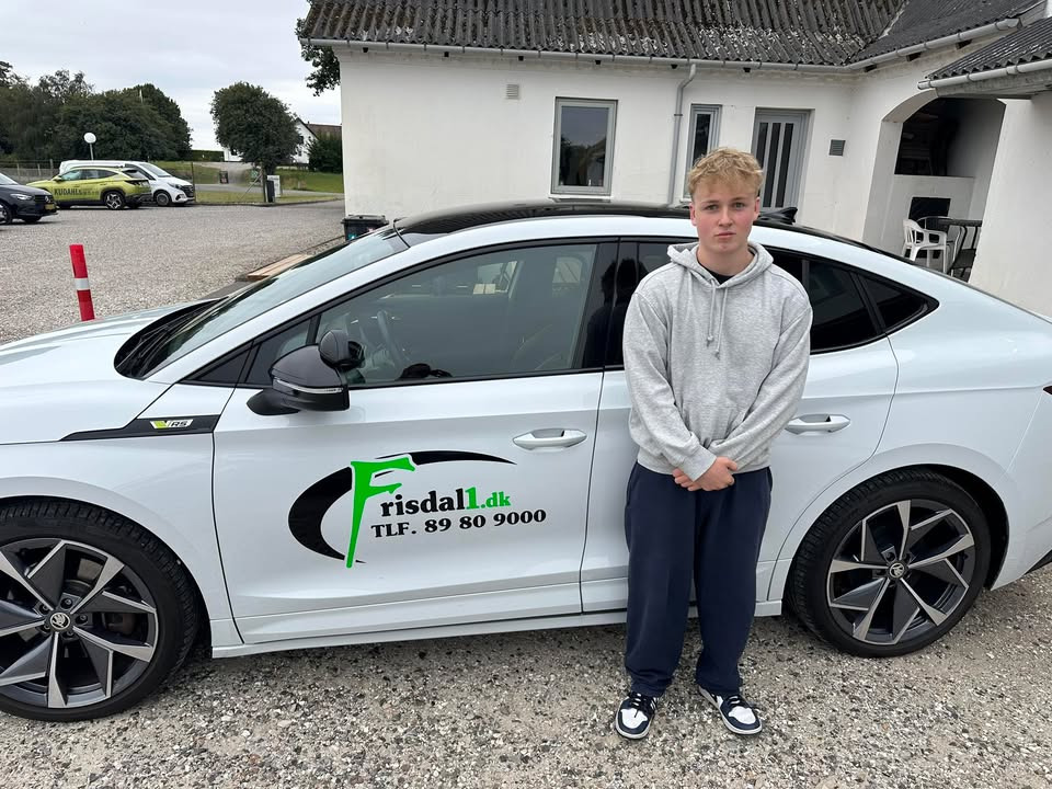 Frisdal Køreskole I/S ønsker Gabriel tillykke med 'killer' køretime