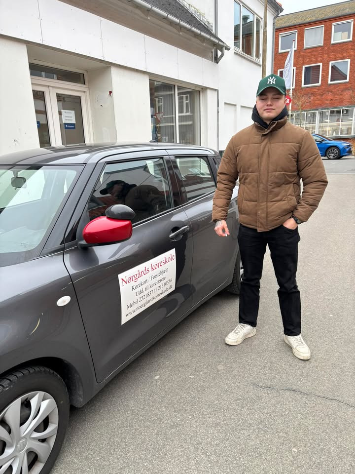 Nørgaards Køreskole fejrer ny bilist i Løgstør og endnu et kørekort sendt til Kaas