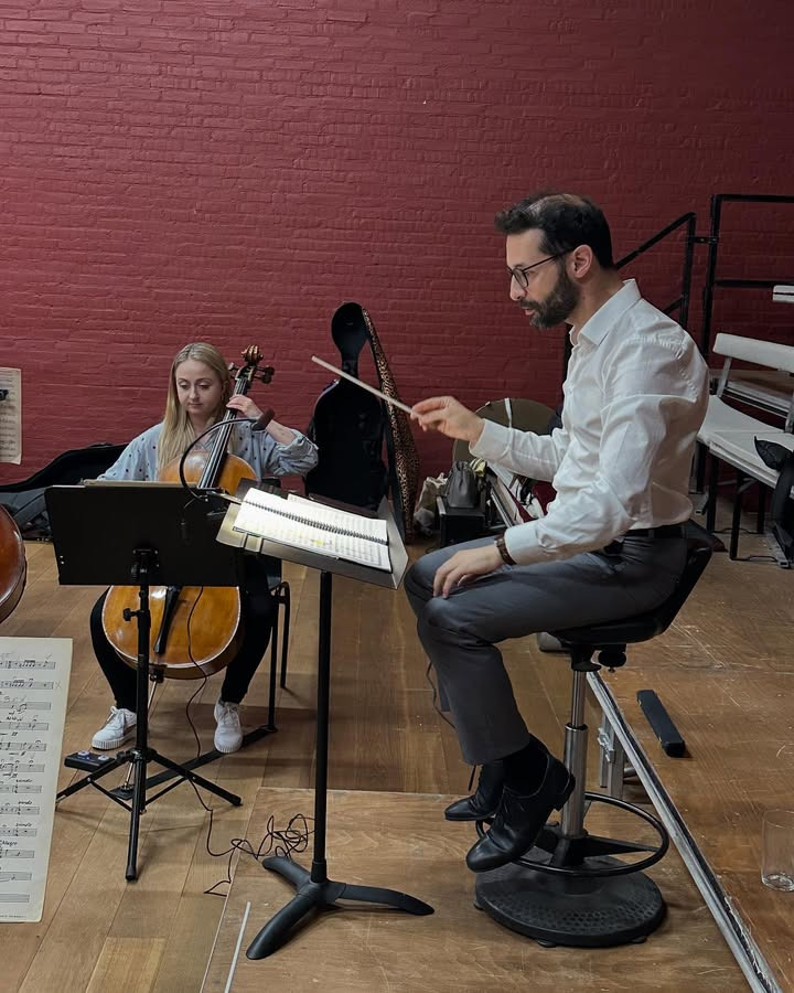 Operaen i Midten præsenterer Seymour Barabs musik med Marco Crispo som dirigent