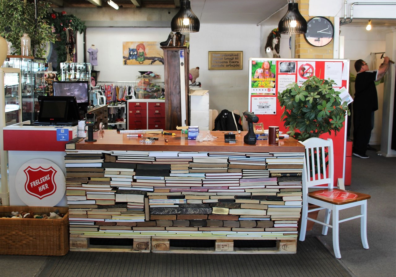 Frelsens Hærs Genbrugsbutik i Vejle gør en forskel med skattejagt og bæredygtig stil 