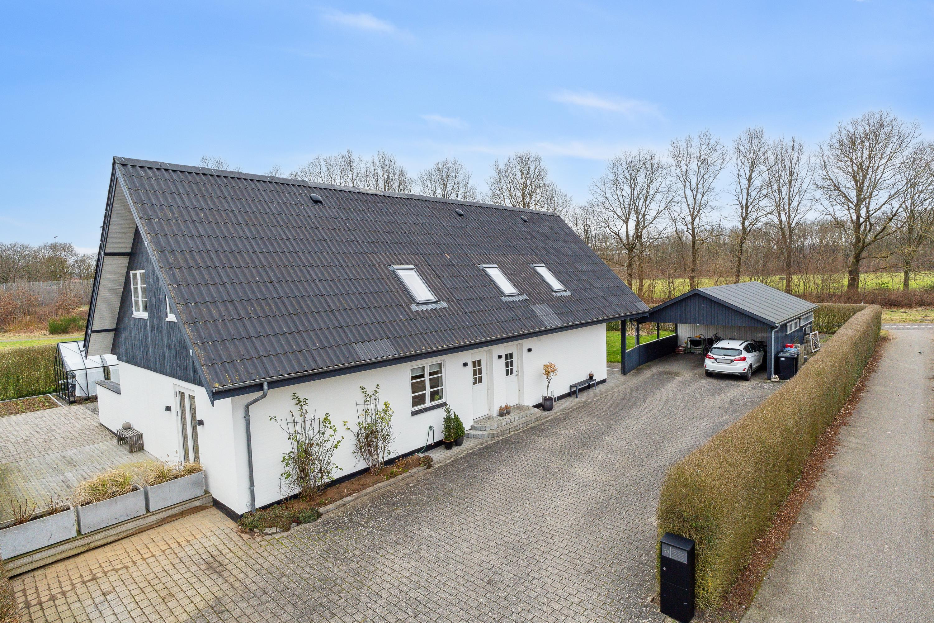 Til salg hos Realmæglerne Silkeborg v/Connie Halberg: Rummelig villa til den store familie