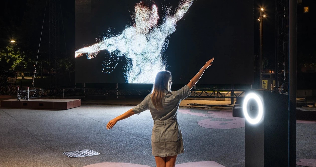 Internationalt anerkendt og prisbelønnet kunstner udstiller kunstig intelligens-værk på Aabybro Skole