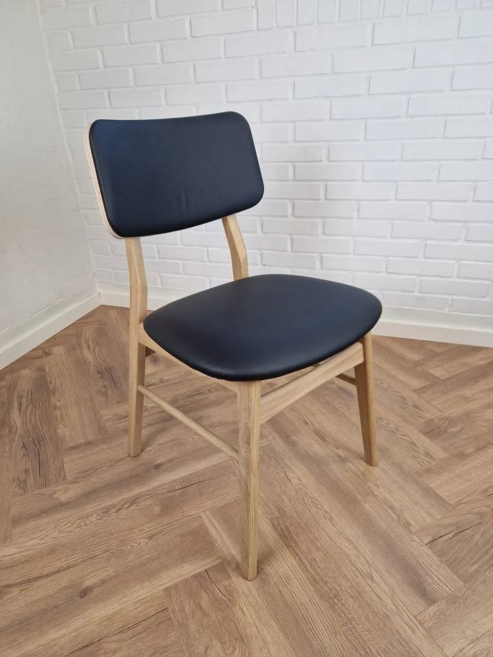 Hovelind Møbler tilbyder Mette spisebordsstol i ægte læder med besparelse på op til 500 kr.