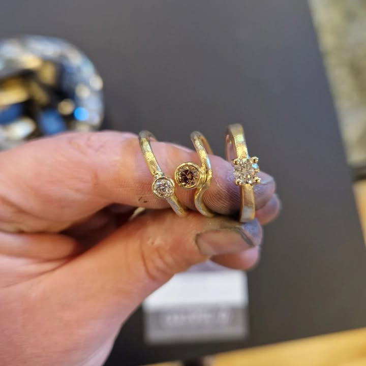 Guldsmed Ø tilbyder klassiske diamant solitærringe og allianceringe fra 4000 kr.