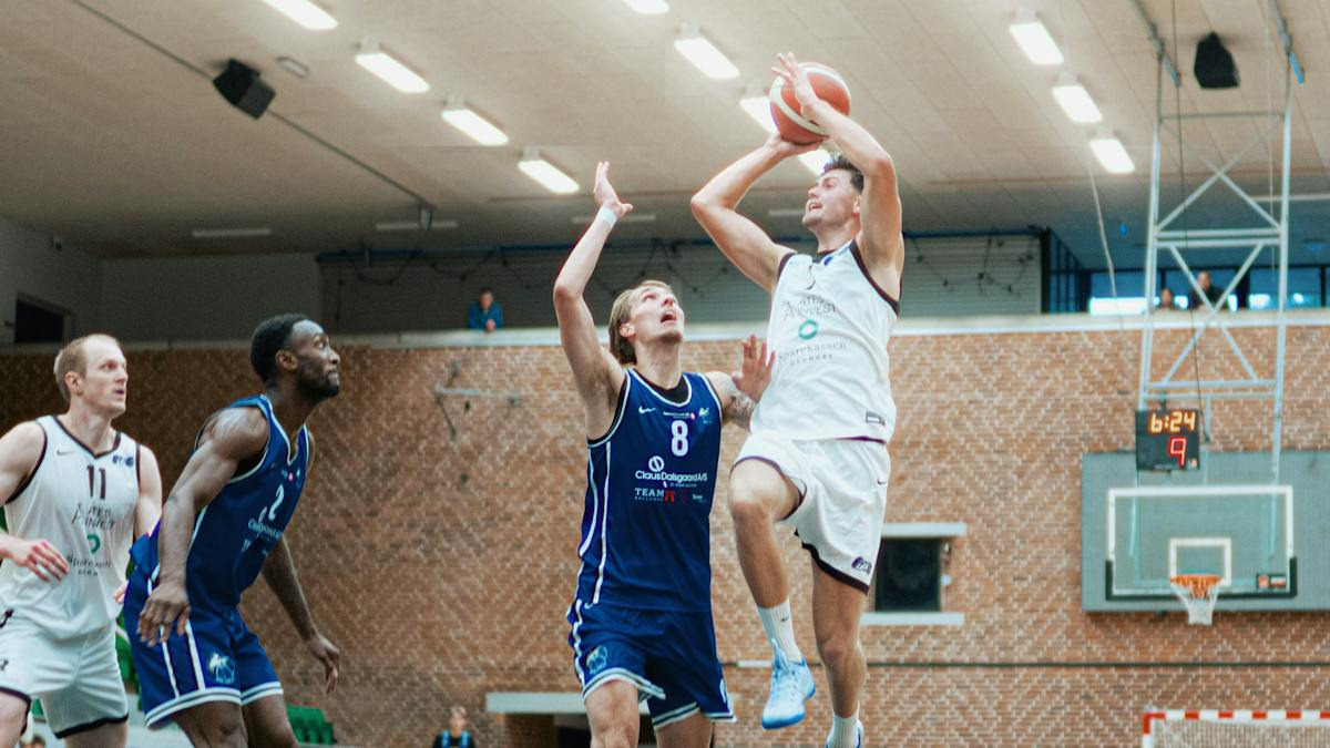 Basketligaens spænding i Risskov: Oplev Bears Academy i aktion