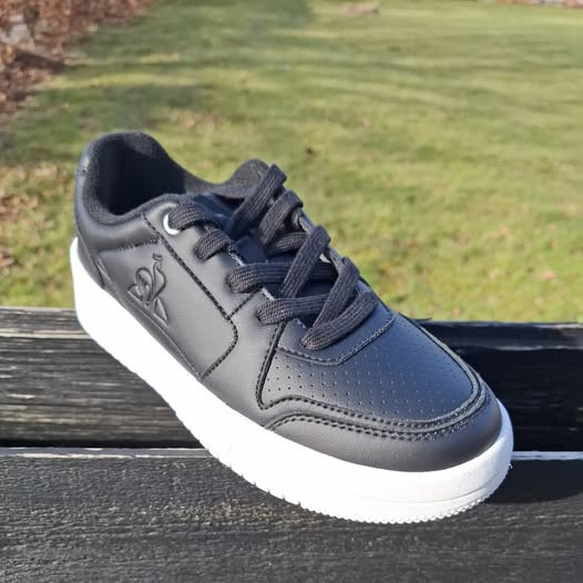 Elling Sko tilbyder Le Coq sneakers i sort skind til nedsat pris indtil mandag
