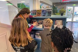 Vallensbæk byder børn velkommen til læsefest og kreativ leg i kulturhuset