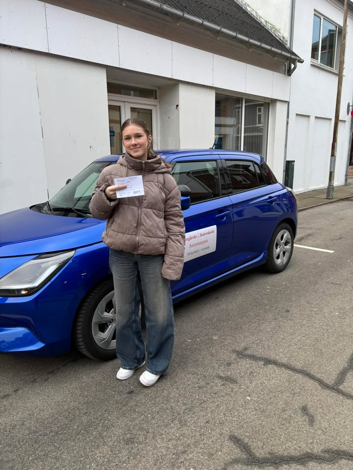 Nørgaards Køreskole fejrer Emma Mathiasen Mejer Laursens nye kørekort