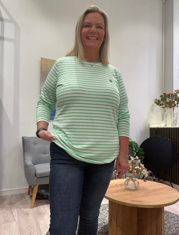 Only Curves præsenterer nye farver af den populære stribede t-shirt fra Kaffe Curve