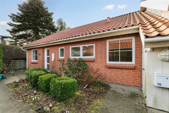 Lys 94 m2 andelsbolig med 3 værelser centralt i Brønderslev og inkl. carport