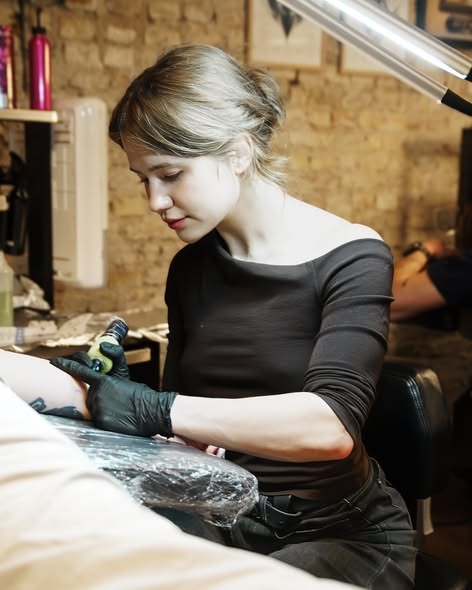 Tattoo Studio 96 præsenterer kraftfuldt design med sværd, vinger og krone