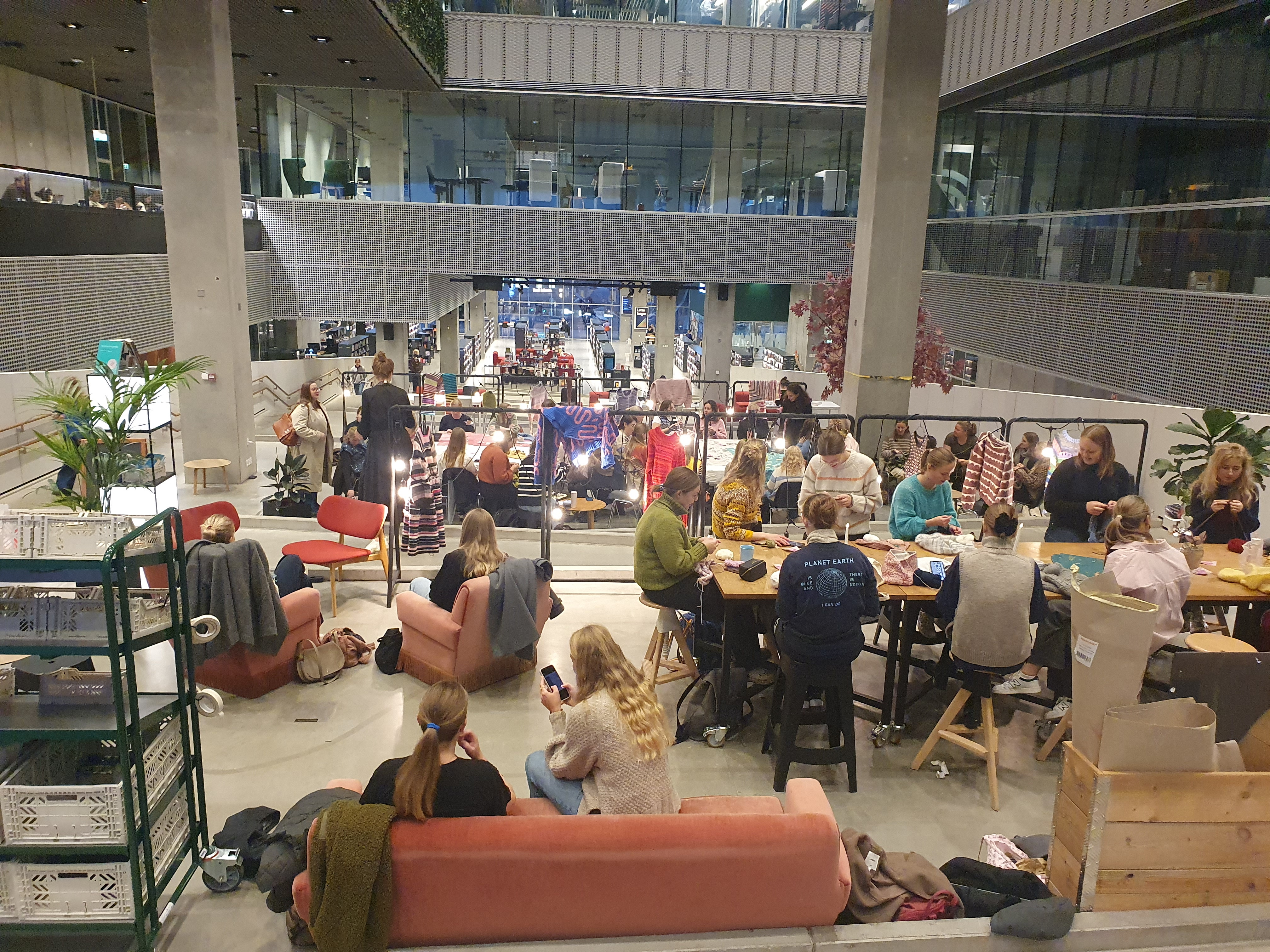 Strikkesalon for unge: Fællesskab og kreativitet i Dokk1