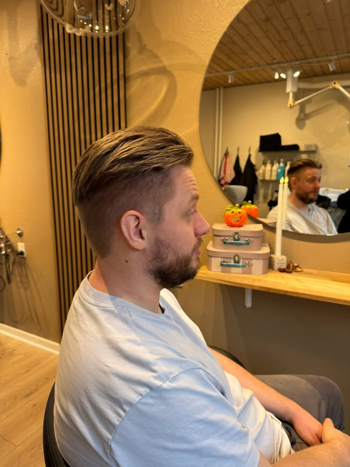 COMBI FRISØREN ønsker alle en god weekend og minder om ekstra søvn i weekenden