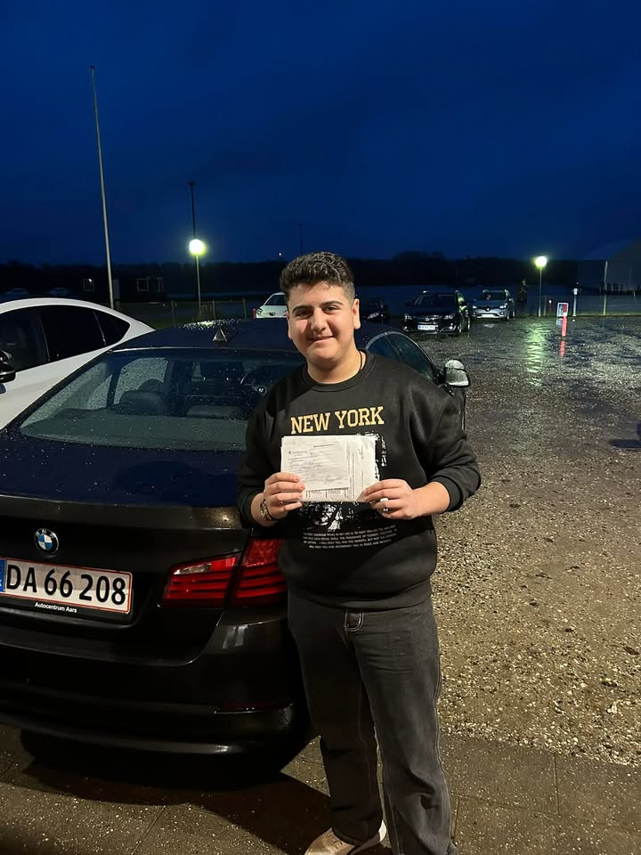 Første gangs succes: Taim Rahman og Emma Blad Elkjær Nielsen får kørekort hos Martin H Køreskole