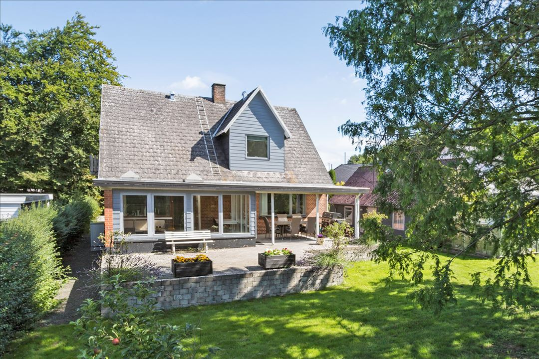 Velbeliggende og charmerende mu­rer­mester­vil­la!