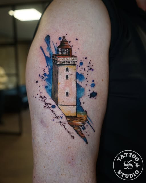 Tattoo Studio 96 fremhæver unikt akvarel-inspireret fyrtårnsdesign 