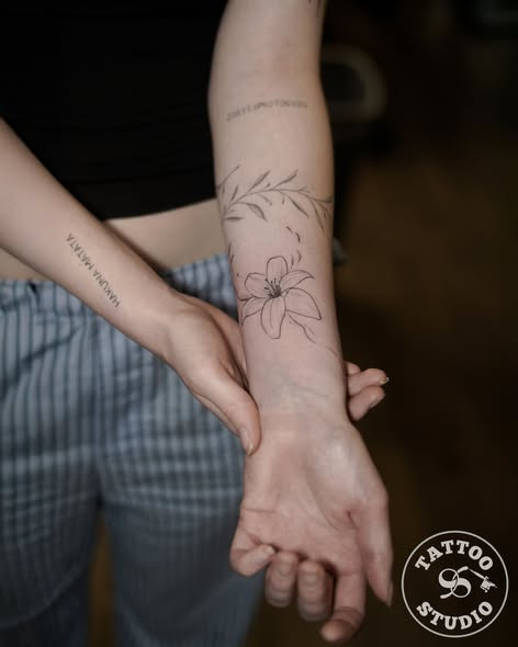 Tattoo Studio 96 Aarhus viser et floralt fine line-design lavet af Furkan