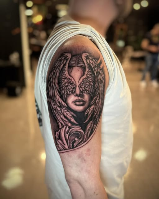 Frederikke fra Mr. & Mrs. Tattoo imponerer med realisme-sleeve i udvikling