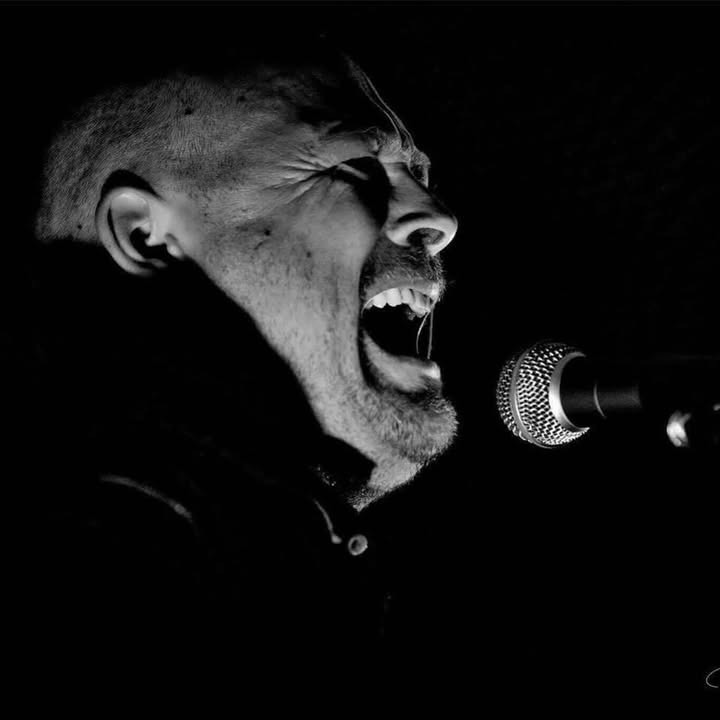 Joys Pub inviterer til regnvejrsstemning med live musik og gode tilbud i gårdhaven